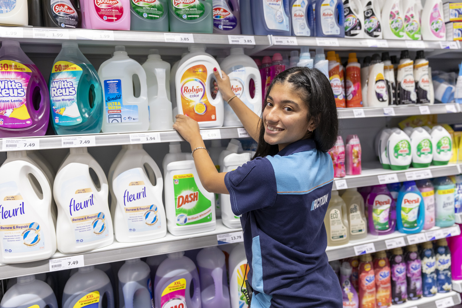 Action employee at laundry detergent